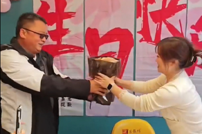 河南賽諾威生活的一面，同事生日其樂(lè)融融，員工一家親！我們不僅懂聚丙烯酰胺，我們更懂生活！